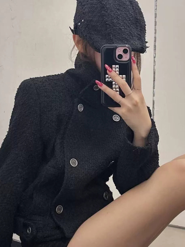 Palton scurt de damă din lână, cu nasturi dubli, guler înalt, croială mulată, lungime scurtă (40–50 cm)