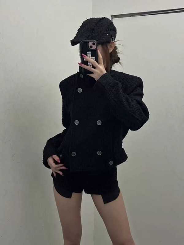 Palton scurt de damă din lână, cu nasturi dubli, guler înalt, croială mulată, lungime scurtă (40–50 cm)