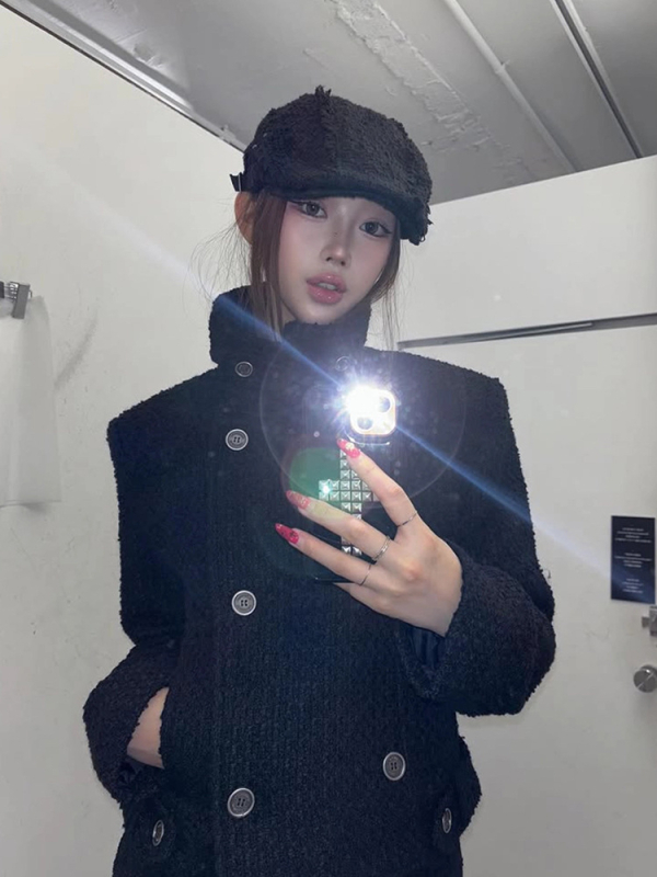 Palton scurt de damă din lână, cu nasturi dubli, guler înalt, croială mulată, lungime scurtă (40–50 cm)