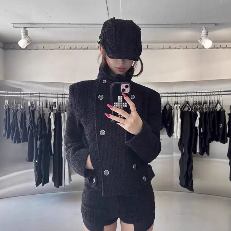 Palton scurt de damă din lână, cu nasturi dubli, guler înalt, croială mulată, lungime scurtă (40–50 cm)