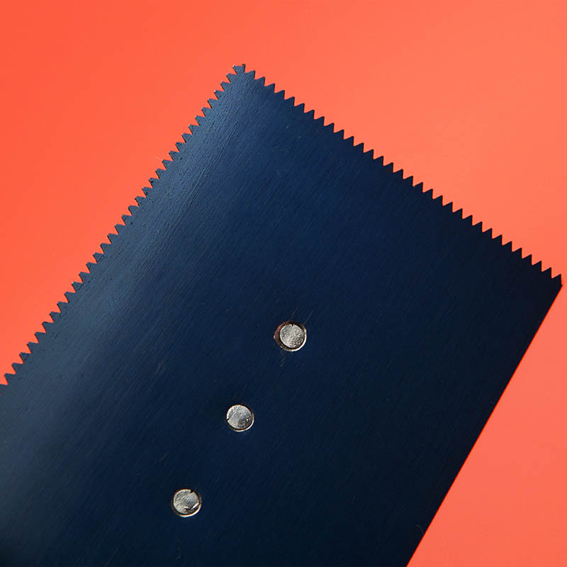 Spatulă autonivelantă cu dinți fini pentru etanșare și podele epoxidice (Grosime: 0,5 mm)