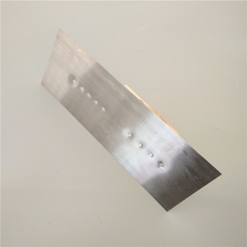 Željezna špahtla s 6/9 zubi za ravnomjernu primjenu žbuke ili boje, debljina 0.6 mm