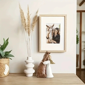 Figurica od smole: osoba grli konja – slatka umjetnička dekoracija za dom i dvorište; Materijal: smola; Kategorija: crtani; Pakiranje: kartonsko pakiranje