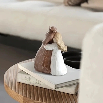 Figurica od smole: osoba grli konja – slatka umjetnička dekoracija za dom i dvorište; Materijal: smola; Kategorija: crtani; Pakiranje: kartonsko pakiranje