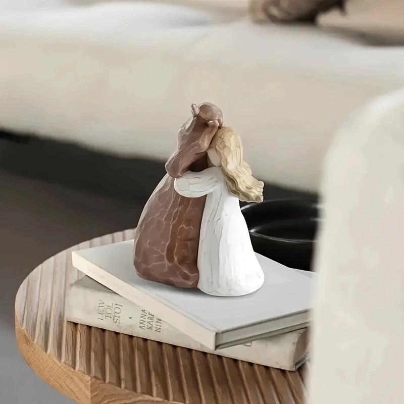 Figurica od smole: osoba grli konja – slatka umjetnička dekoracija za dom i dvorište; Materijal: smola; Kategorija: crtani; Pakiranje: kartonsko pakiranje