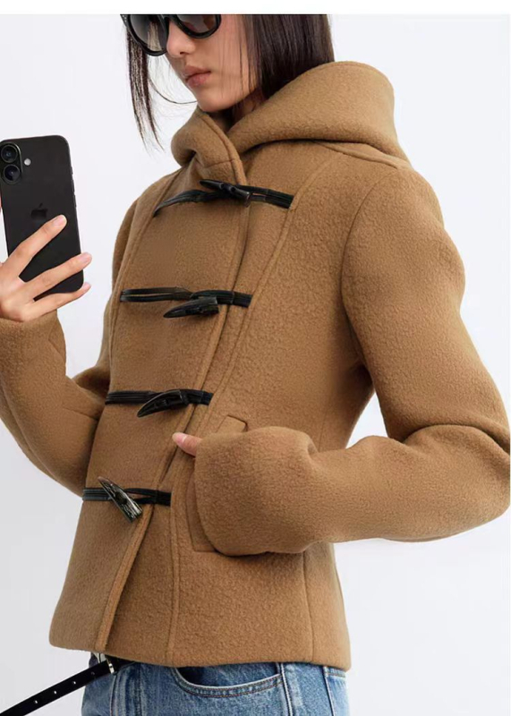 Palto din lână pentru femei cu glugă, nasturi din corn, detalii patchwork, croială lejeră, lungime medie, țesătură groasă