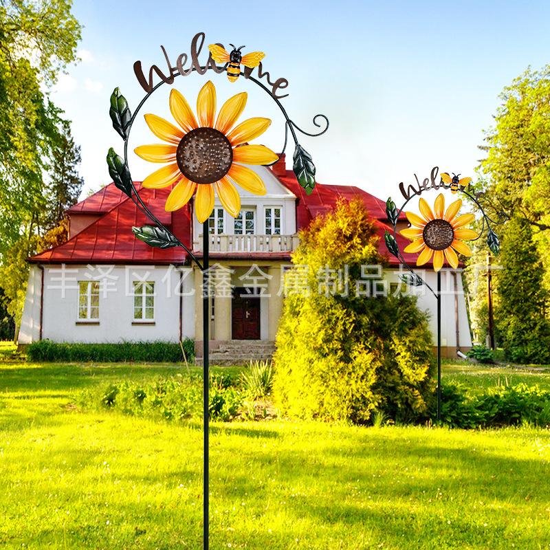 Metalna vjetrenjača s motivom suncokreta i pčele, pastoralni stil; Materijal: željezo; Izrada: livenje, polu ručno i polu mehaničko; Vanjska vrtna dekoracija