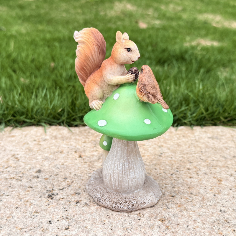 Statuie din rășină cu veveriță și ciupercă pentru grădină – Stil modern minimalist, Meșteșug: Alt, Cod producție ZJKBC0480C, Brand Kaleidoscope crafts