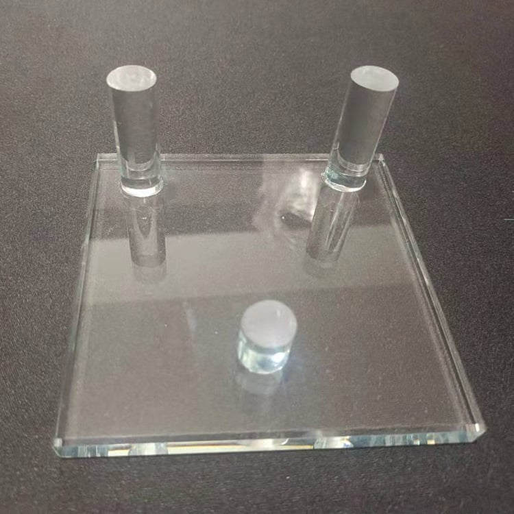 Suport de afișare din cristal pentru mostre mineralogice, cu bază din cristal