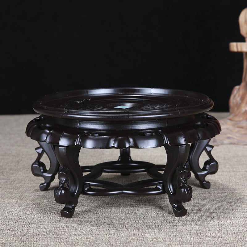 Statuie Buddha din rășină sintetică pe platou circular din lemn — decor geometric pentru vază, ghiveci sau acvariu