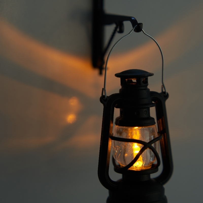 Lampă mini cu kerosen și floare de mătase — obiect decorativ retro, portabil, stil universal, cadou de ziua de naștere pentru un coleg de clasă