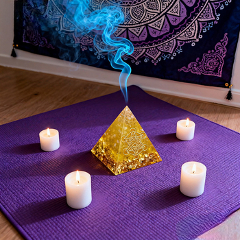 Ornament din rășină cu motiv piramidă și piatră măcinată, brand Energy pyramid, stil modern minimalist, material: rășină