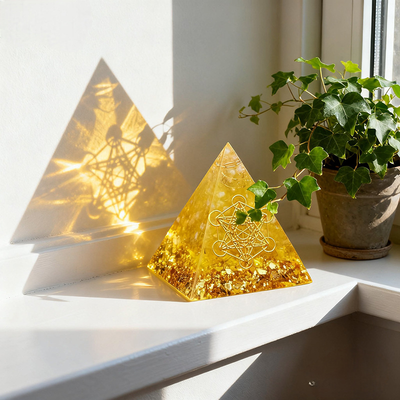Ornament din rășină cu motiv piramidă și piatră măcinată, brand Energy pyramid, stil modern minimalist, material: rășină