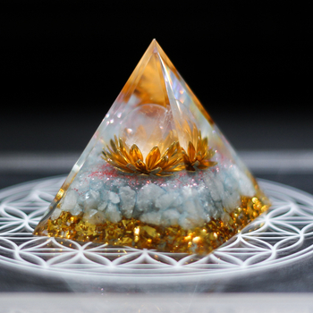Desktop kristalni ukras u obliku lotos-piramide – QUANCHENMEI; Materijal: kristal; Oblik: geometrijska lotos-piramida; Pakiranje: karton; Idealan poklon za rođendan, preseljenje i zabavu.