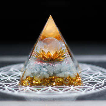 Desktop kristalni ukras u obliku lotos-piramide – QUANCHENMEI; Materijal: kristal; Oblik: geometrijska lotos-piramida; Pakiranje: karton; Idealan poklon za rođendan, preseljenje i zabavu.