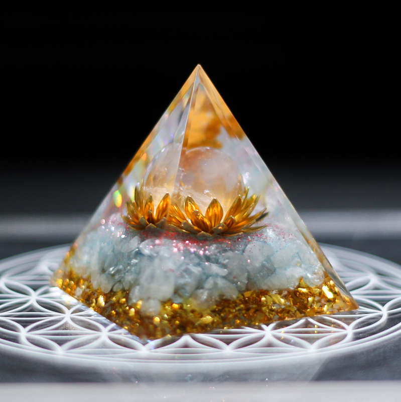 Desktop kristalni ukras u obliku lotos-piramide – QUANCHENMEI; Materijal: kristal; Oblik: geometrijska lotos-piramida; Pakiranje: karton; Idealan poklon za rođendan, preseljenje i zabavu.
