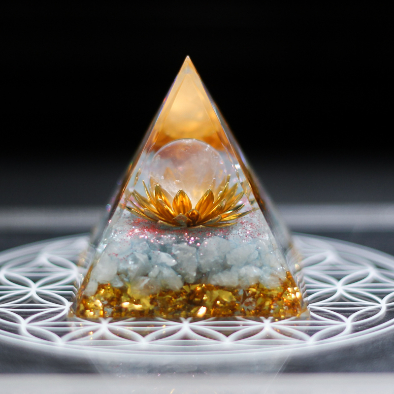 Desktop kristalni ukras u obliku lotos-piramide – QUANCHENMEI; Materijal: kristal; Oblik: geometrijska lotos-piramida; Pakiranje: karton; Idealan poklon za rođendan, preseljenje i zabavu.