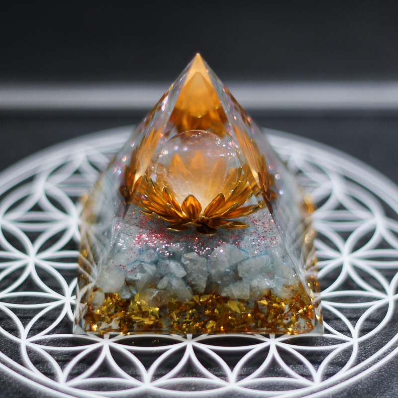Desktop kristalni ukras u obliku lotos-piramide – QUANCHENMEI; Materijal: kristal; Oblik: geometrijska lotos-piramida; Pakiranje: karton; Idealan poklon za rođendan, preseljenje i zabavu.