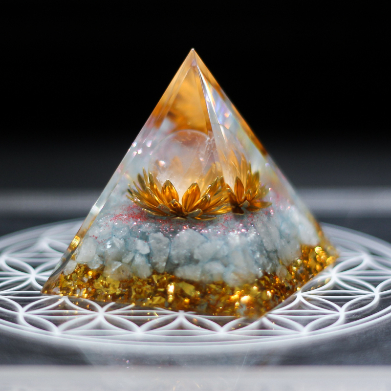 Desktop kristalni ukras u obliku lotos-piramide – QUANCHENMEI; Materijal: kristal; Oblik: geometrijska lotos-piramida; Pakiranje: karton; Idealan poklon za rođendan, preseljenje i zabavu.