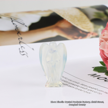 Krištalna anđel figurica – mala ukrasna statuica za ured i dom