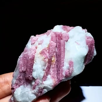 Turmalin nyers kő dekoráció, kristálypéldány aromaterápiás diffúzorhoz, modern-minimalista stílus