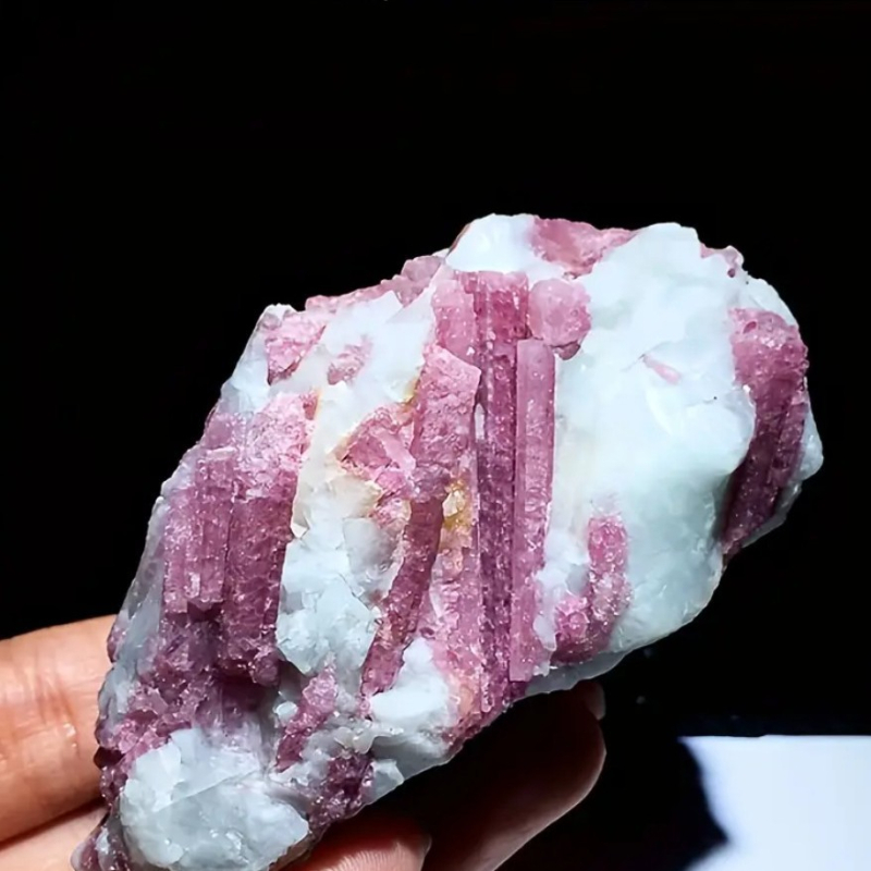 Turmalin nyers kő dekoráció, kristálypéldány aromaterápiás diffúzorhoz, modern-minimalista stílus