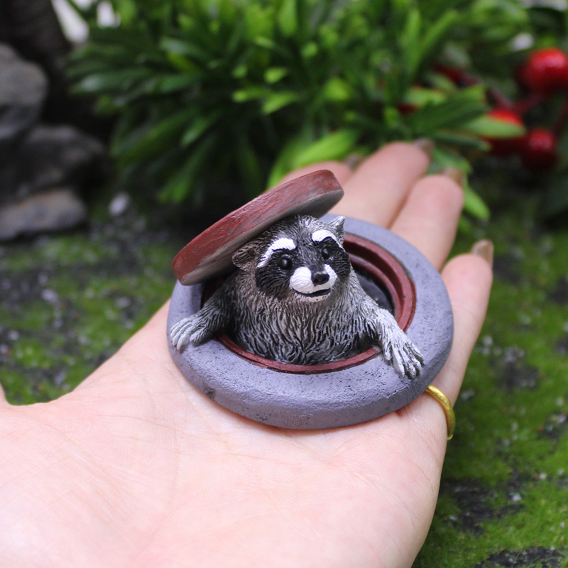 Yizun Figurica od smole raccoon – Dekor za životinje, Poklon spreman, Kartonska ambalaža