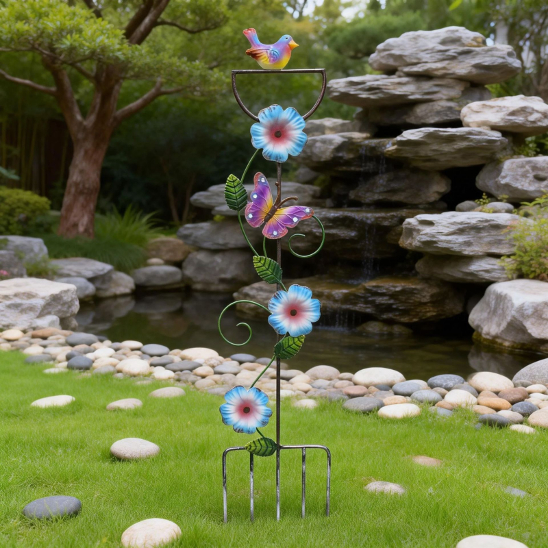 Pillangó alakú kerti vas – művészi kültéri vas szobor, földbe szúrható dísztárgy, kód 26A0082