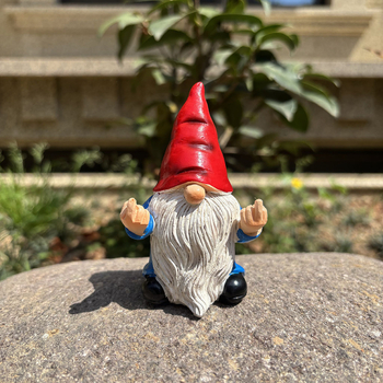 Kerti gnóm gyantából, középső ujj gesztussal, kültéri dísz, pásztor stílusú dizájn, kartonos csomagolás