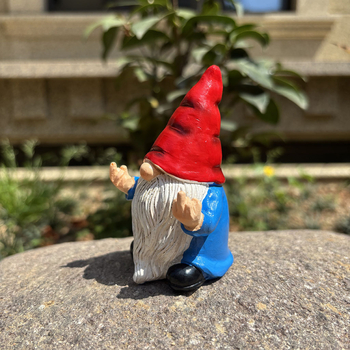 Kerti gnóm gyantából, középső ujj gesztussal, kültéri dísz, pásztor stílusú dizájn, kartonos csomagolás