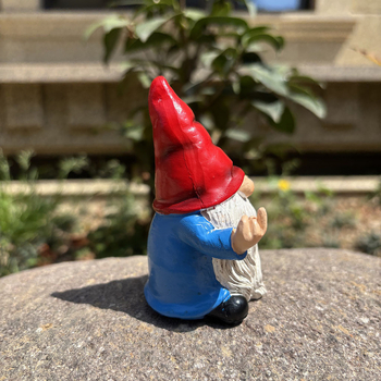Kerti gnóm gyantából, középső ujj gesztussal, kültéri dísz, pásztor stílusú dizájn, kartonos csomagolás