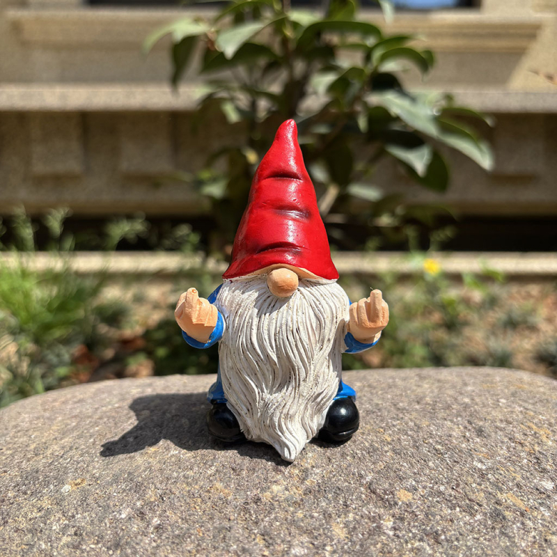 Kerti gnóm gyantából, középső ujj gesztussal, kültéri dísz, pásztor stílusú dizájn, kartonos csomagolás