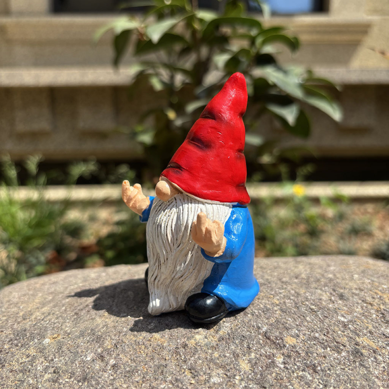 Kerti gnóm gyantából, középső ujj gesztussal, kültéri dísz, pásztor stílusú dizájn, kartonos csomagolás