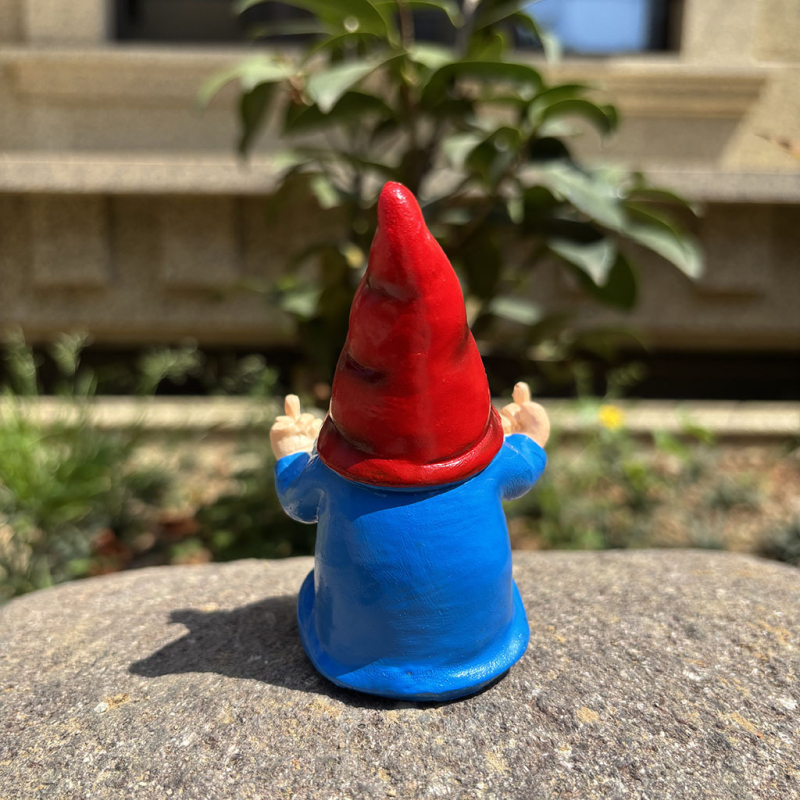 Kerti gnóm gyantából, középső ujj gesztussal, kültéri dísz, pásztor stílusú dizájn, kartonos csomagolás