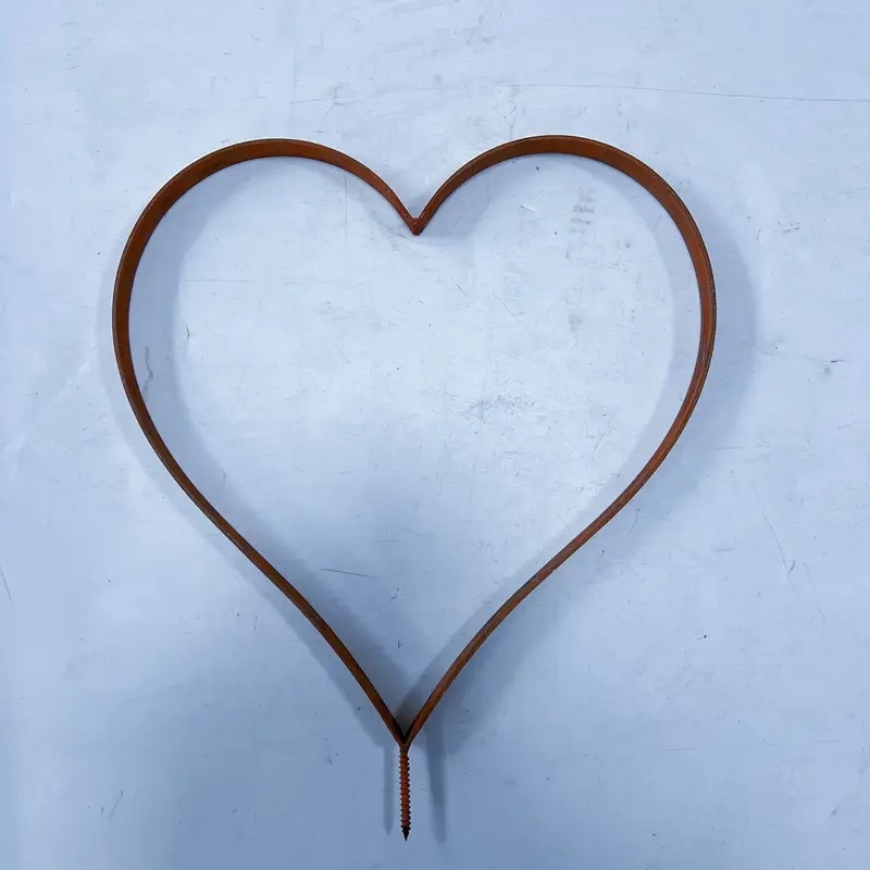 Szív alakú kerti szobor vasból földbe szúrható talppal – kültéri dekoráció, modern minimalist stílus