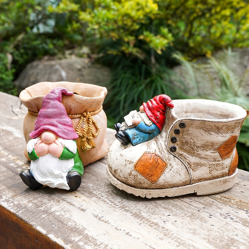 Törpe figura virágtartó pozsgásokhoz, gyantából készül, szintetikus gyanta, OPP csomagolás