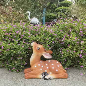 Gyanta szarvas kültéri kertbe – élethű szarvas szobor a kertben és a gyepen, gravírozás és polírozás, részben kézi és részben mechanikus gyártás, ajándékba adható