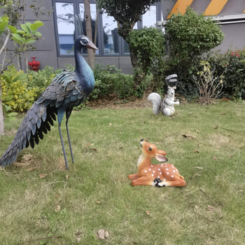 Gyanta szarvas kültéri kertbe – élethű szarvas szobor a kertben és a gyepen, gravírozás és polírozás, részben kézi és részben mechanikus gyártás, ajándékba adható