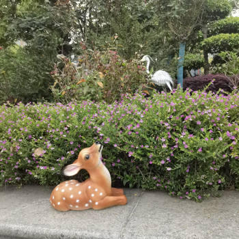 Gyanta szarvas kültéri kertbe – élethű szarvas szobor a kertben és a gyepen, gravírozás és polírozás, részben kézi és részben mechanikus gyártás, ajándékba adható