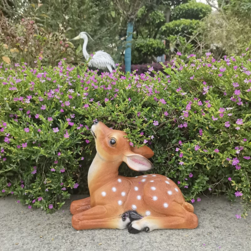 Gyanta szarvas kültéri kertbe – élethű szarvas szobor a kertben és a gyepen, gravírozás és polírozás, részben kézi és részben mechanikus gyártás, ajándékba adható