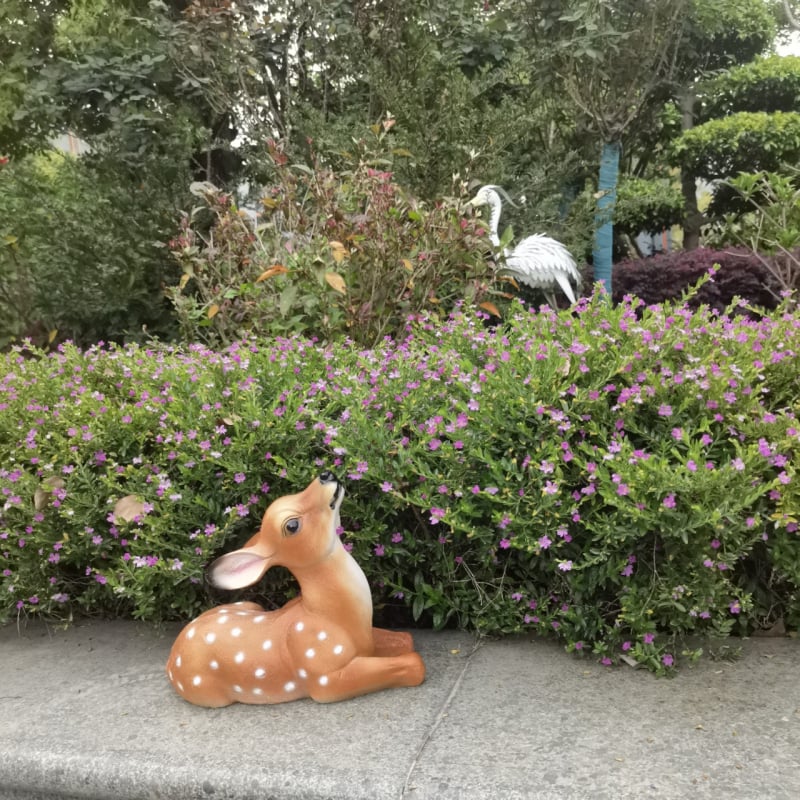 Gyanta szarvas kültéri kertbe – élethű szarvas szobor a kertben és a gyepen, gravírozás és polírozás, részben kézi és részben mechanikus gyártás, ajándékba adható