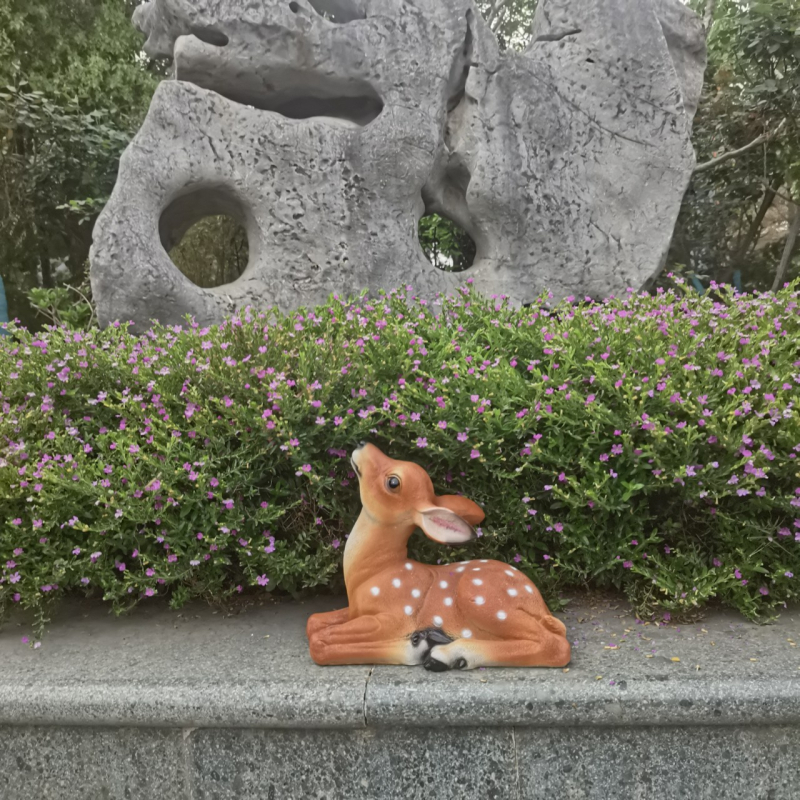 Gyanta szarvas kültéri kertbe – élethű szarvas szobor a kertben és a gyepen, gravírozás és polírozás, részben kézi és részben mechanikus gyártás, ajándékba adható