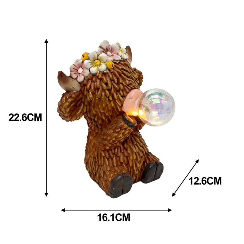 Socha od smole Highland cow, crtani stil, solarna vanjska svjetiljka, marka Housedeco
