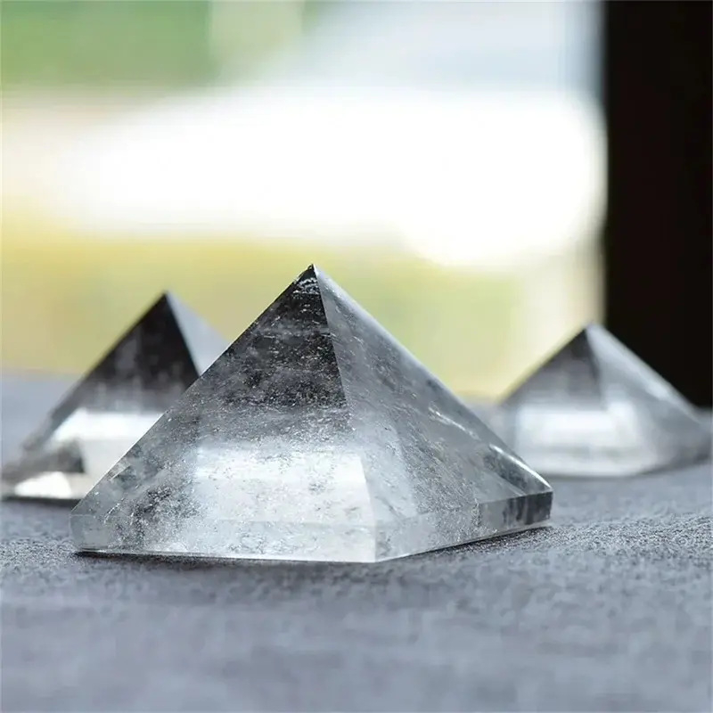 Kristalna piramida za stolni ukras s sedmerostrukim zvjezdanim rasporedom, geometrijska skulptura od kamena