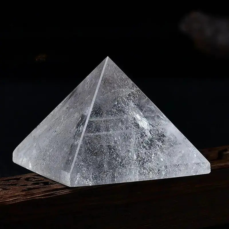 Kristalna piramida za stolni ukras s sedmerostrukim zvjezdanim rasporedom, geometrijska skulptura od kamena