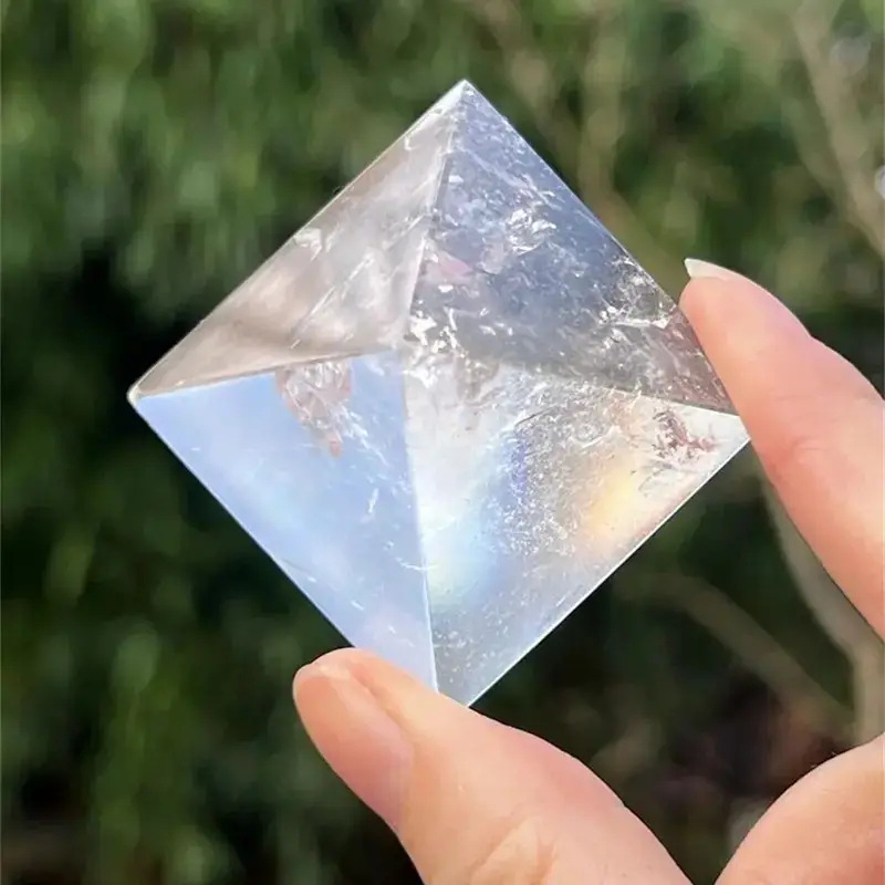 Kristalna piramida za stolni ukras s sedmerostrukim zvjezdanim rasporedom, geometrijska skulptura od kamena
