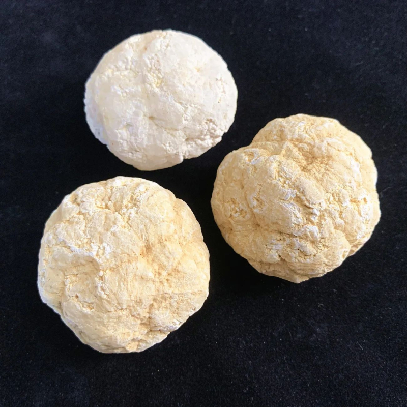 Fehér achát geóda – irodai dekoráció, modern minimalist stílus, gravírozás és polírozás, Stone Brothers