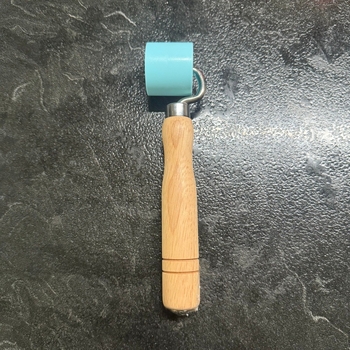 Ravna plastična pritiskna kolut za spojeve tapeta (Model OU-656; Materijal: plastika; Oblik: ravno; Primjena: pritiskanje spojeva tapeta)