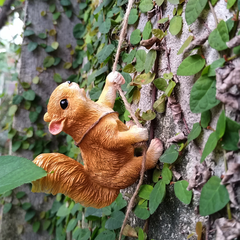 Viseća ukras za posudu — prirodna smola, motiv životinja: veverica i majmun, za balkon, dvorište i vrt