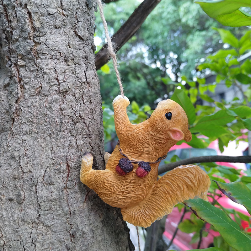 Viseća ukras za posudu — prirodna smola, motiv životinja: veverica i majmun, za balkon, dvorište i vrt